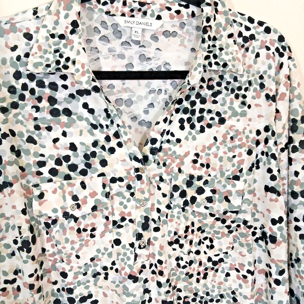 Women’s V Neck 3/4 Sleeved Blouse With Embellished Pocket Flaps, Size 1x Plus - Picture 3 of 8